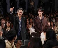 オープニングで登場する窪塚洋介（左）と亀梨和也（撮影・西岡正）