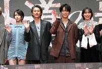 イベントで手を振る（左から）あの、窪塚洋介、亀梨和也、南沙良（撮影・西岡正）