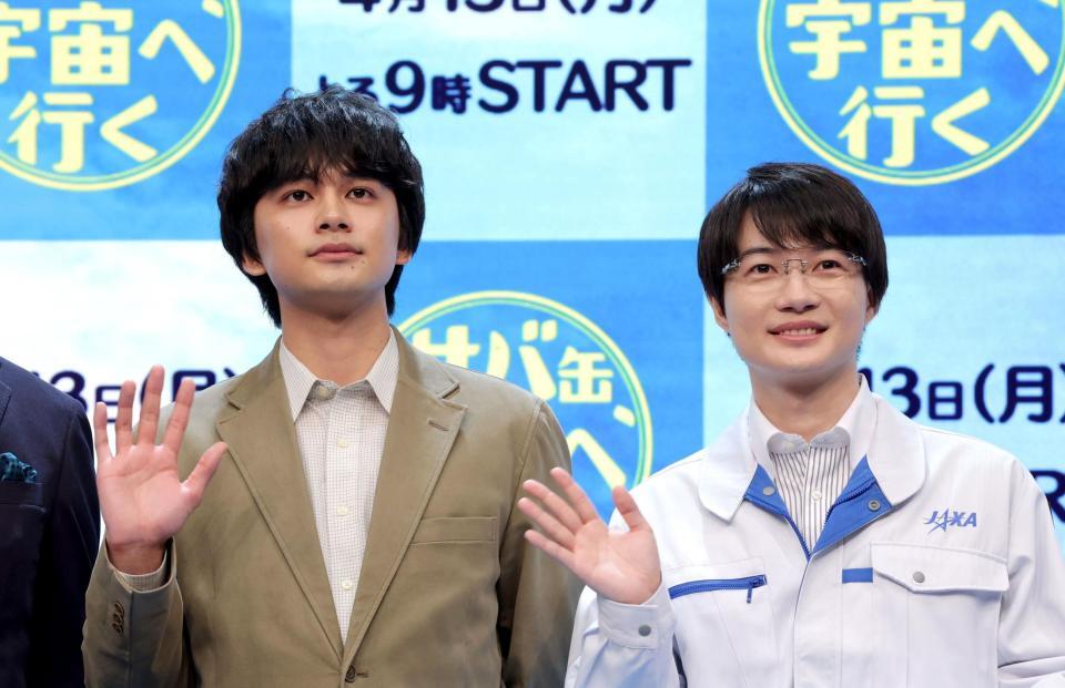 手を振る北村匠海（左）と神木隆之介（撮影・西岡正）