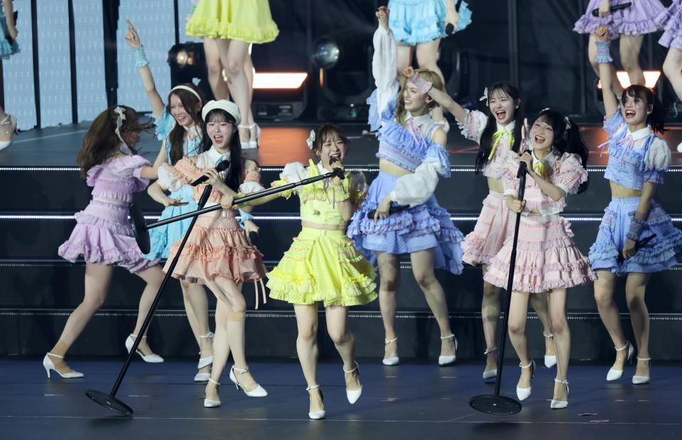 歌唱する倉野尾成美（中央）