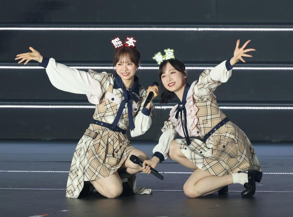 ポーズをとる倉野尾成美と小栗有以（右）