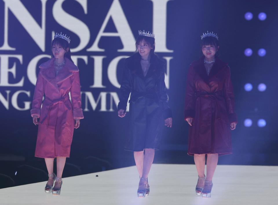 ランウェイを歩く熊田曜子（中央）＝撮影・中田匡峻