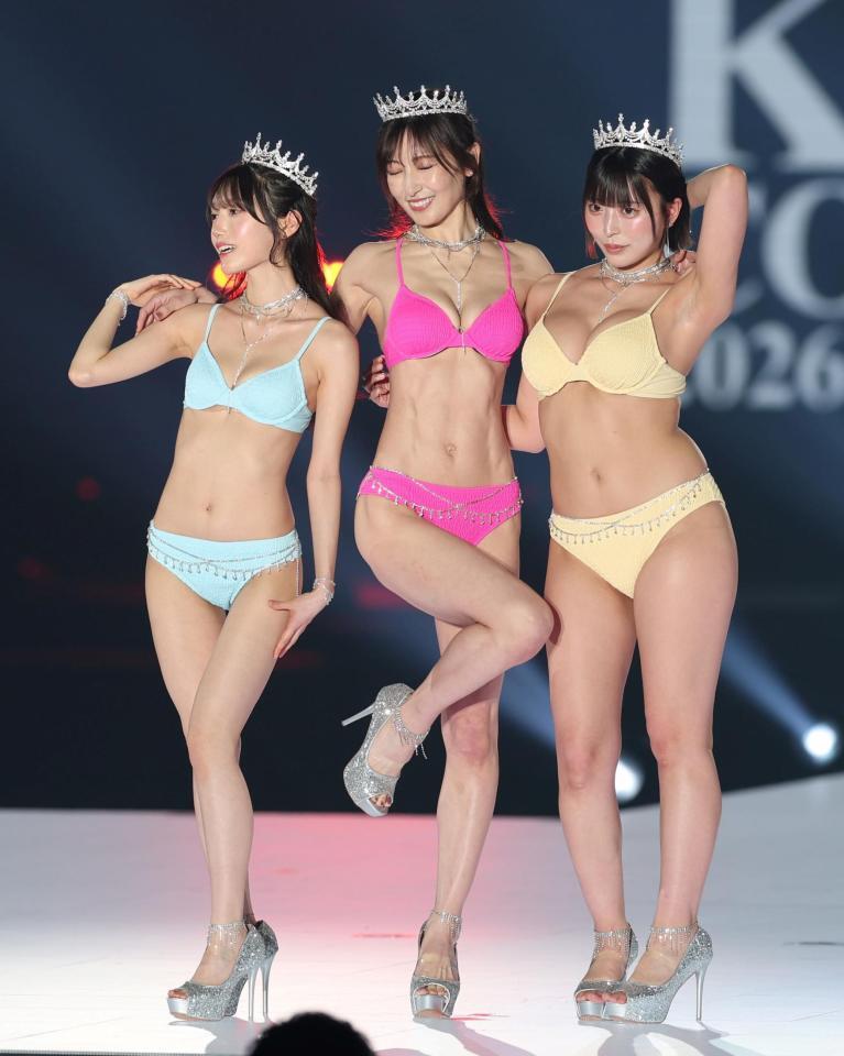 足を上げる（左から）村雨芙美、熊田曜子、柚乃りか（撮影・中田匡峻）