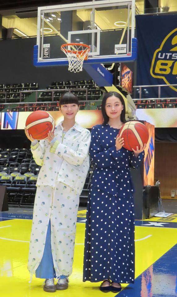 イベントに参加した見上愛（左）と上坂樹里