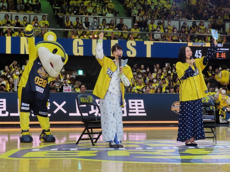 Ｂ１宇都宮の試合でトークショーを行った見上愛（中央）と上坂樹里（右）