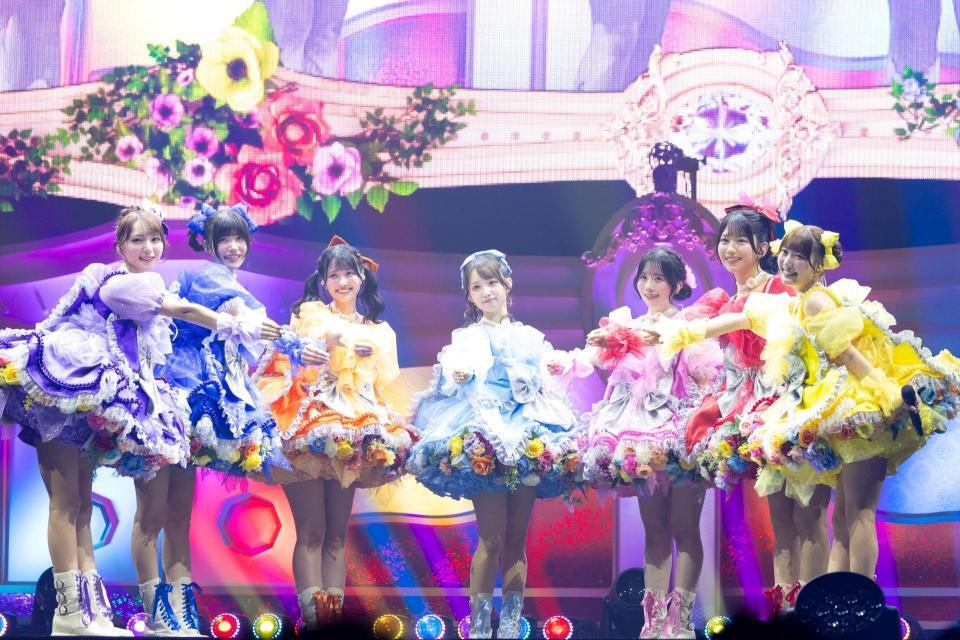 笑顔を見せるＳＷＥＥＴ　ＳＴＥＡＤＹの（左から）塩川莉世、奥田彩友、庄司なぎさ、音井結衣、栗田なつか、白石まゆみ、山内咲奈（撮影：ヨシモリユウナ、河村美貴）