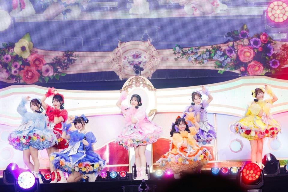パフォーマンスで魅了するＳＷＥＥＴ　ＳＴＥＡＤＹの（左から）音井結衣、白石まゆみ、奥田彩友、栗田なつか、庄司なぎさ、塩川莉世、山内咲奈（撮影：ヨシモリユウナ、河村美貴）