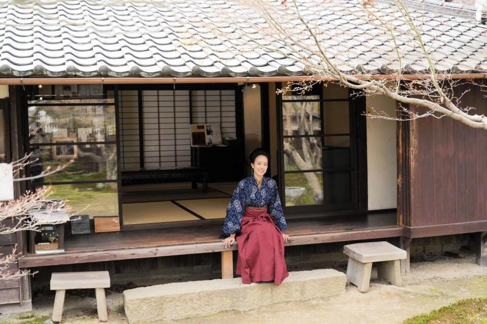 山口県岩国市でのロケに先立ち、主人公・葉野珠のモデルである同市出身の作家・宇野千代さんの生家を訪れた石橋静河