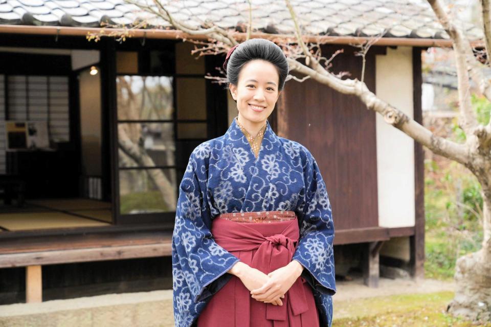 　山口県岩国市でのロケに先立ち、主人公・葉野珠のモデルで同市出身の作家・宇野千代さんの生家を訪れた石橋静河