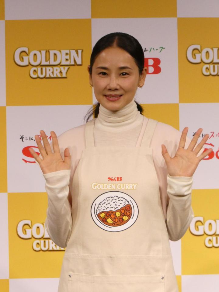 撮影に応じる吉田羊