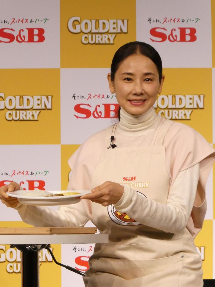 カレーを手に笑顔の吉田羊