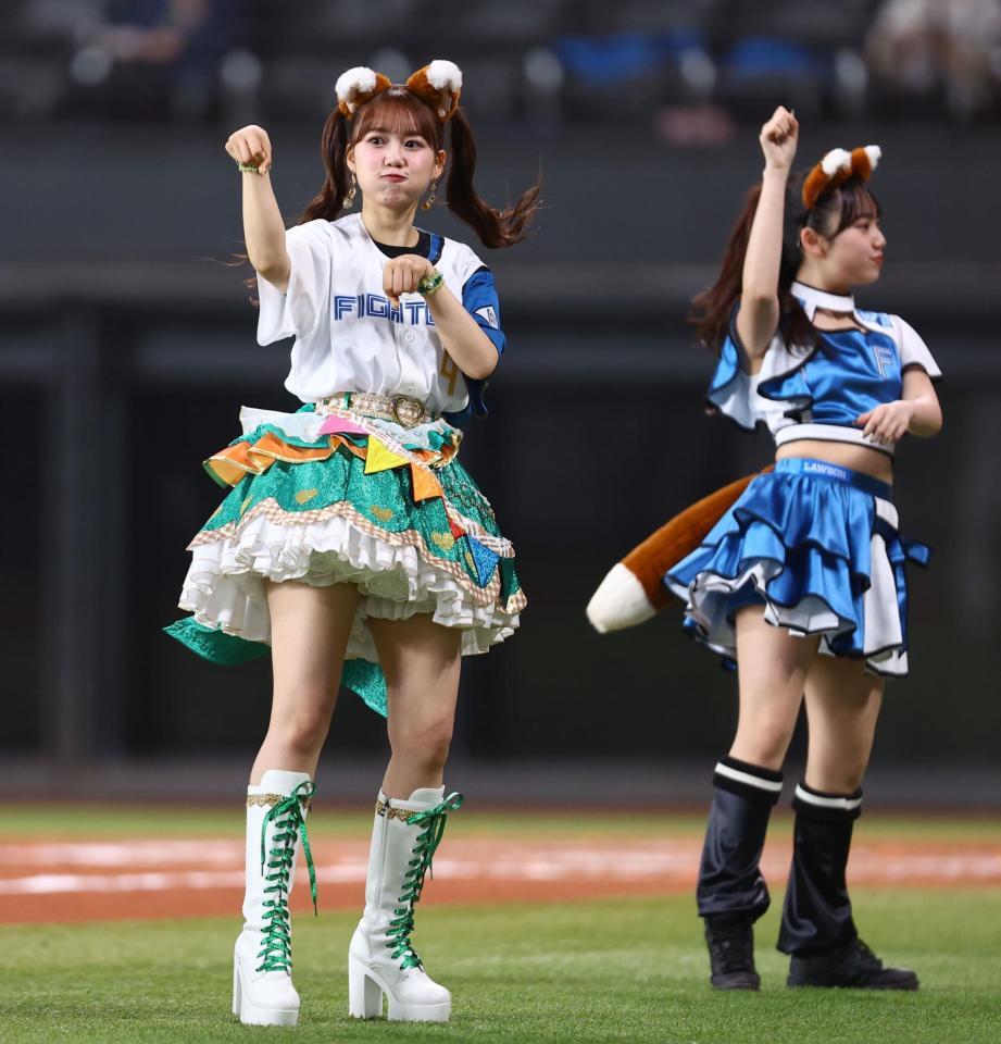 ファイターズガールときつねダンスを踊る超ときめき♡宣伝部・吉川ひより（左）＝エスコンフィールド北海道＝４日