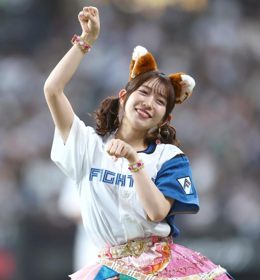 きつねダンスを踊る超ときめき♡宣伝部・小泉遥香＝４日