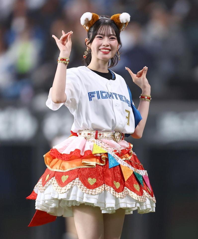 きつねダンスを踊る超ときめき♡宣伝部・坂井仁香＝４日