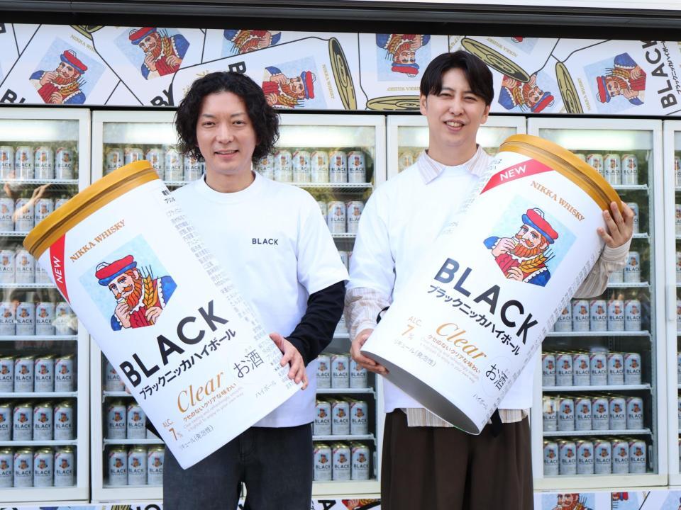 「あなたの知らないブラックニッカ展」オープニングイベントに出席したニューヨーク（左から）嶋佐和也、屋敷裕政