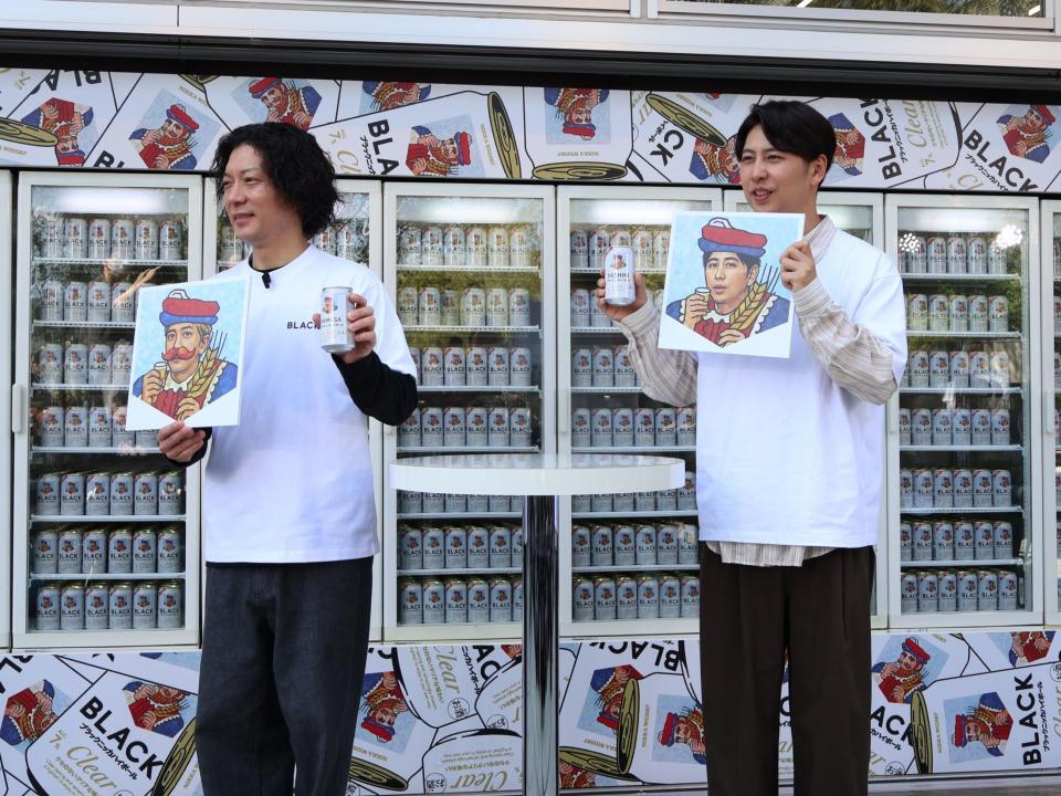 「あなたの知らないブラックニッカ展」で体験できるキング・オブ・ブレンダーズのＡＩラベルを手にするニューヨーク（左から）嶋佐和也、屋敷裕政