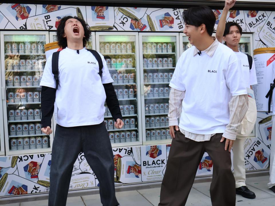 「あなたの知らないブラックニッカ展」オープニングイベントで雄たけびをあげるニューヨークの嶋佐和也（左）と屋敷裕政