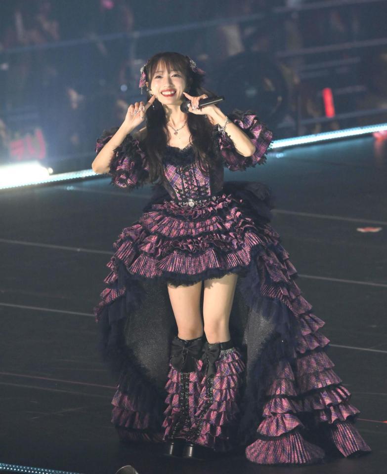 アンコールでポーズを決める向井地美音（撮影・堀内翔）