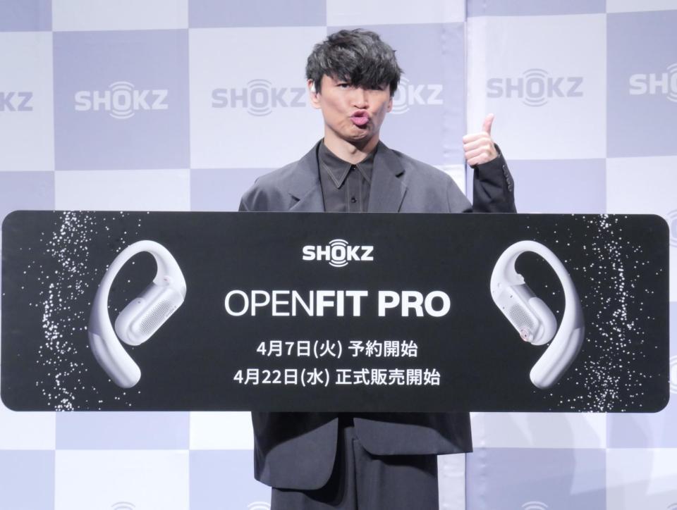 ノリノリで撮影に応じた山口一郎