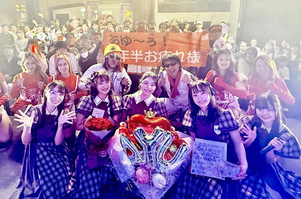 卒業コンサートを行った】ＫＯＢｅｒｒｉｅＳ♪の深田あゆみ（前列中央）