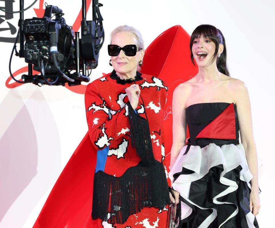 クレーンカメラに興味津々のメリル・ストリープ（左）とアン・ハサウェイ（撮影・伊藤笙子）