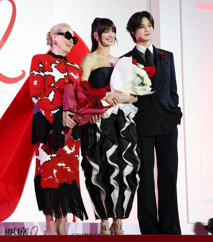 映画「プラダを着た悪魔２」来日スペシャルイベントに登場した（左から）メリル・ストリープ、アン・ハサウェイ、＆ＴＥＡＭ・Ｋ（撮影・伊藤笙子）