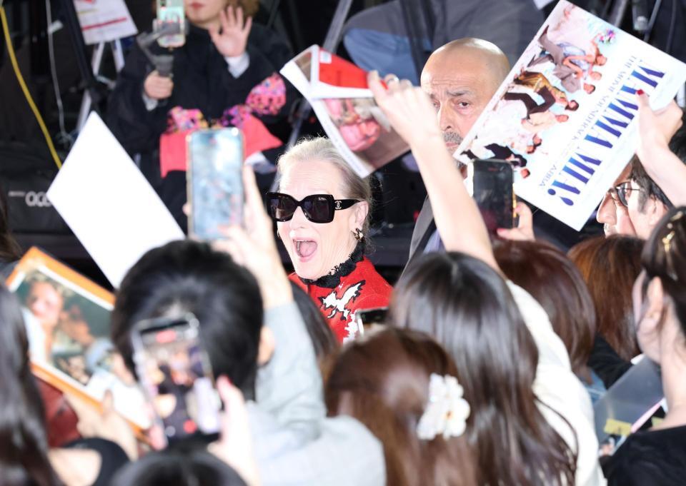 映画「プラダを着た悪魔２」来日スペシャルイベントでファンサービスをするメリル・ストリープ（中央）＝撮影・伊藤笙子