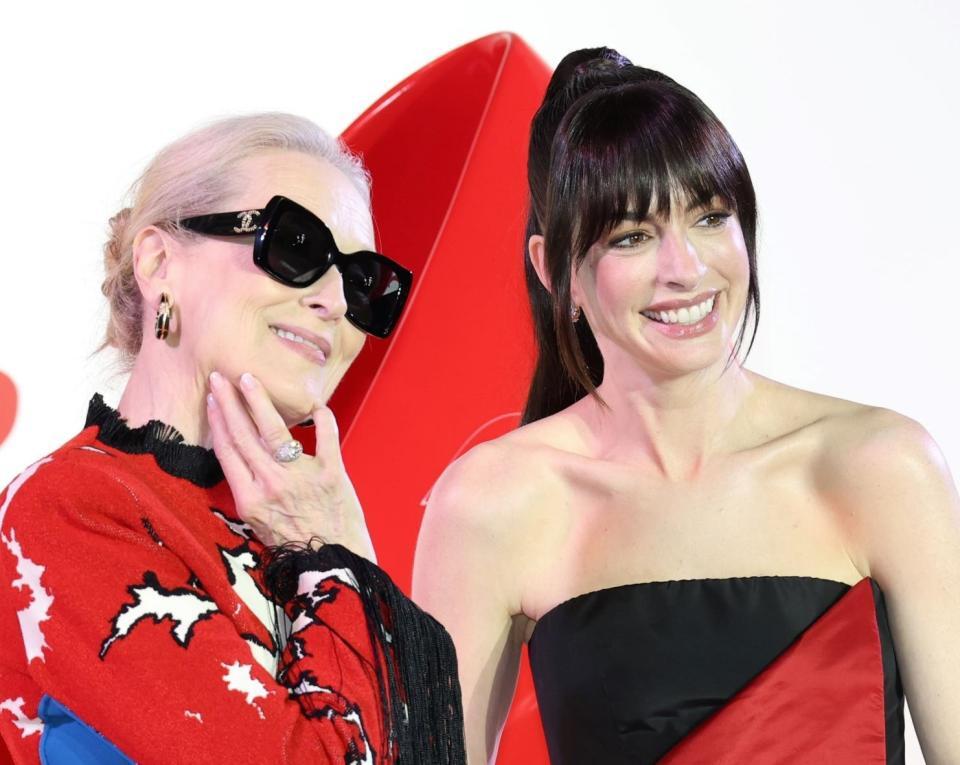 映画「プラダを着た悪魔２」来日スペシャルイベントに登場したメリル・ストリープ（左）とアン・ハサウェイ（撮影・伊藤笙子）