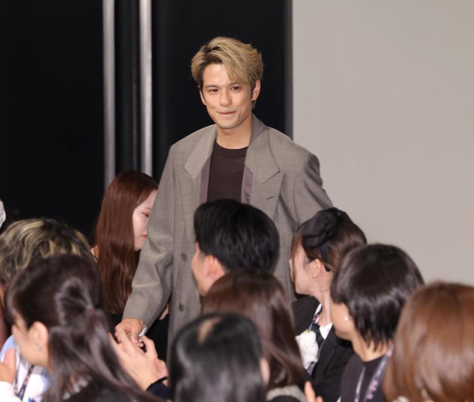 ファンの拍手の中、登場する森崎ウィン（撮影・西岡正）