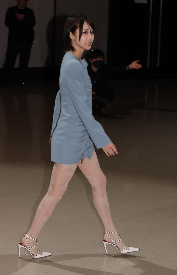 ファンの前を通って登壇するあの（撮影・西岡正）