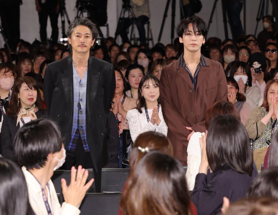 オープニングで登場する窪塚洋介（左）と亀梨和也（撮影・西岡正）