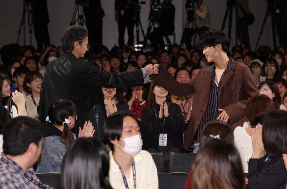 オープニングで登場しタッチを交わす窪塚洋介（左）と亀梨和也（撮影・西岡正）