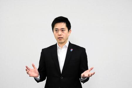 記者団の取材に応じた日本維新の会の吉村洋文代表