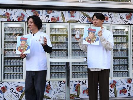 「あなたの知らないブラックニッカ展」で体験できるキング・オブ・ブレンダーズのＡＩラベルを手にするニューヨーク（左から）嶋佐和也、屋敷裕政