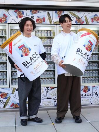 「あなたの知らないブラックニッカ展」オープニングイベントに出席したニューヨーク（左から）嶋佐和也、屋敷裕政