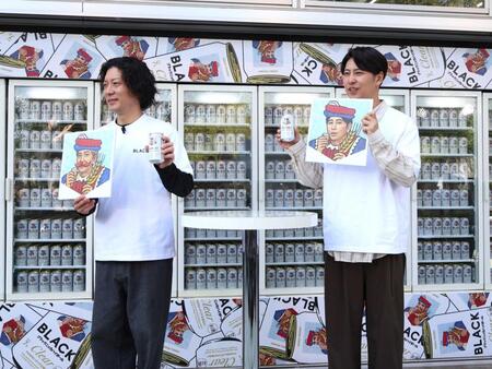 キング・オブ・ブレンダーズのＡＩラベルを手にするニューヨーク（左から）嶋佐和也、屋敷裕政