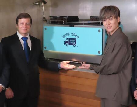 ＥＸＩＬＥ　ＴＥＴＳＵＹＡ（右）とフランケコーヒーシステムズのステファン・ニーデルベルガー氏