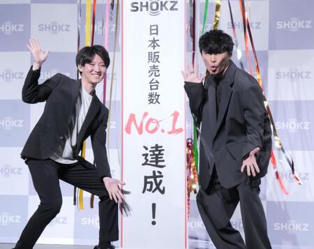 ノリノリで撮影に応じるＳｈｏｋｚ　Ｊａｐａｎの冨田健斗氏（左）と山口一郎