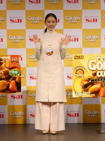 撮影に応じる吉田羊