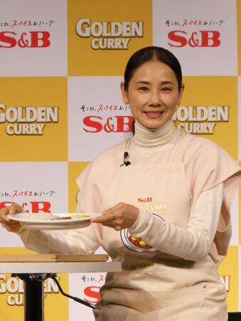 カレーを手に笑顔の吉田羊