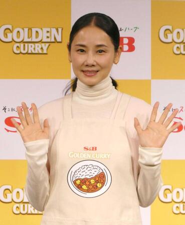 撮影に応じる吉田羊