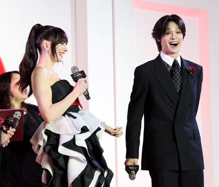 アン・ハサウェイ（左）との再会に喜ぶ＆ＴＥＡＭ・Ｋ（撮影・伊藤笙子）