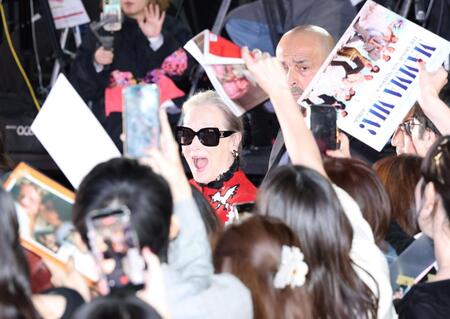 映画「プラダを着た悪魔２」来日スペシャルイベントでファンサービスをするメリル・ストリープ（中央）＝撮影・伊藤笙子