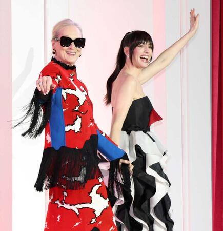 声援に応えるメリル・ストリープ（左）とアン・ハサウェイ（撮影・伊藤笙子）