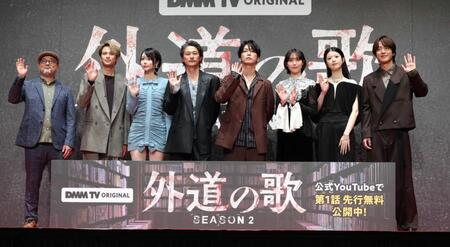 声援に応える（左から）白石晃士監督、森崎ウィン、あの、窪塚洋介、亀梨和也、南沙良、馬場ふみか、溝端淳平（撮影・西岡正）