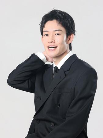 ポーズをとる山時聡真（撮影・石井剣太郎）