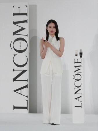 撮影に応じる高石あかり