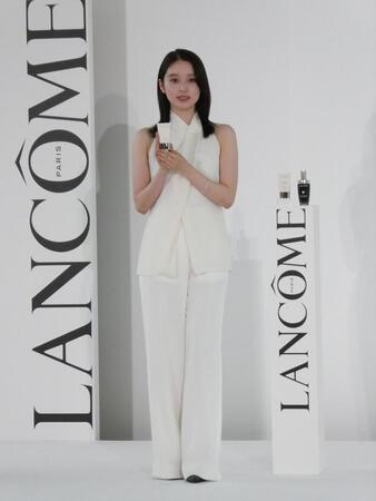 撮影に応じる高石あかり