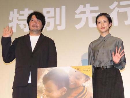 先行上映会に出席した（左から）藤元明緒監督、河合優実