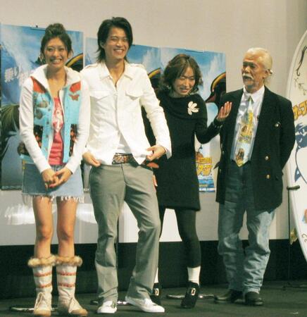 試写会に出席した山田優、小栗旬、清水ミチコ、マイク真木（左から）＝２００７年